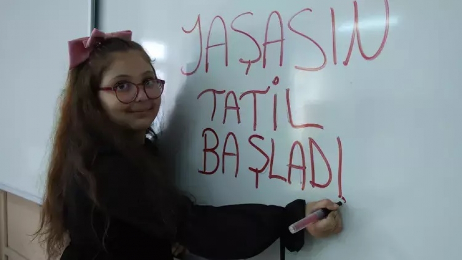 20 milyonu aşkın öğrenci için 'karne zili' çaldı! Okullarda karne heyecanı