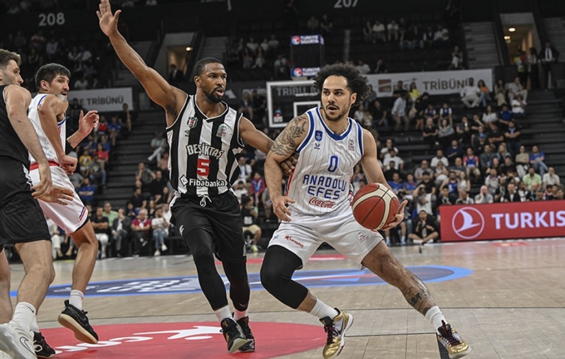 Anadolu Efes kıran kırana seride yeniden öne geçti