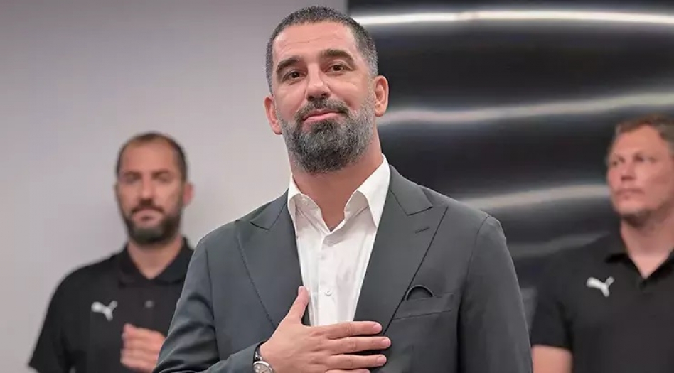 Arda Turan Ukrayna Shakhtar Donetsk kulübünde futbolcularla tanıştı