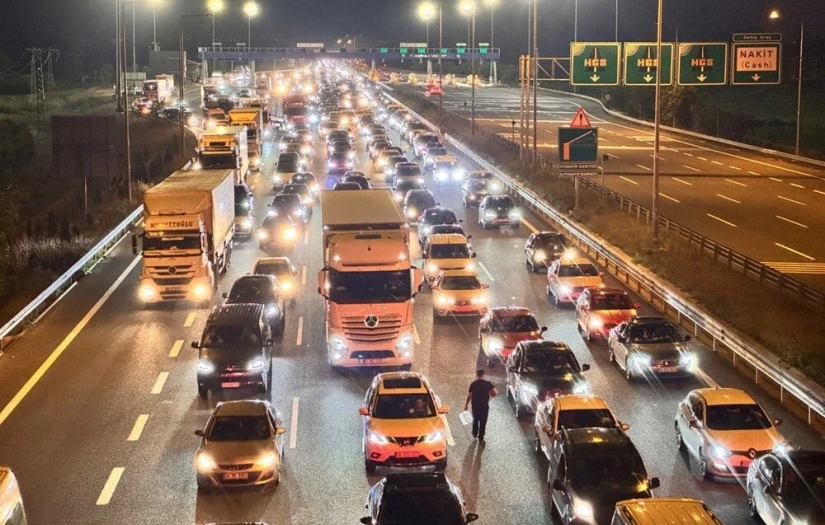 Bayram tatilcileri yollarda kuyruklar oluşturdu
