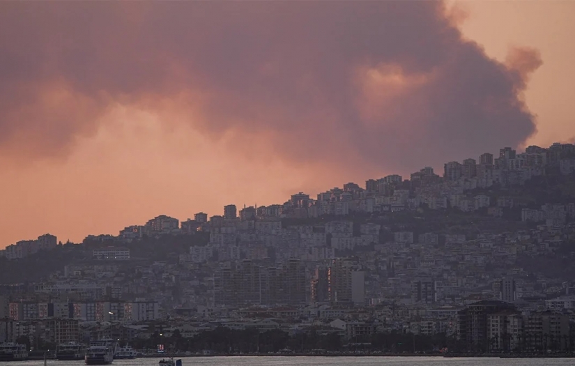 İzmir'de yine orman yangını! Evler tahliye edildi, otoyol trafiğe kapatıldı