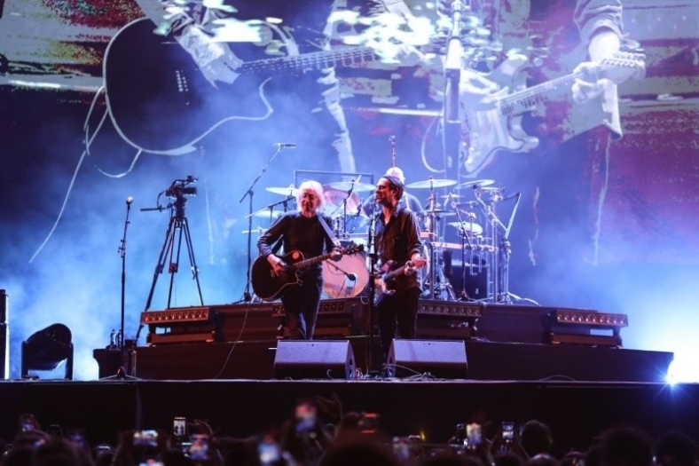 MOR ve ÖTESİ onbinlerce hayranıyla buluştu! Konserin geliri Türk Eğitim Vakfına..