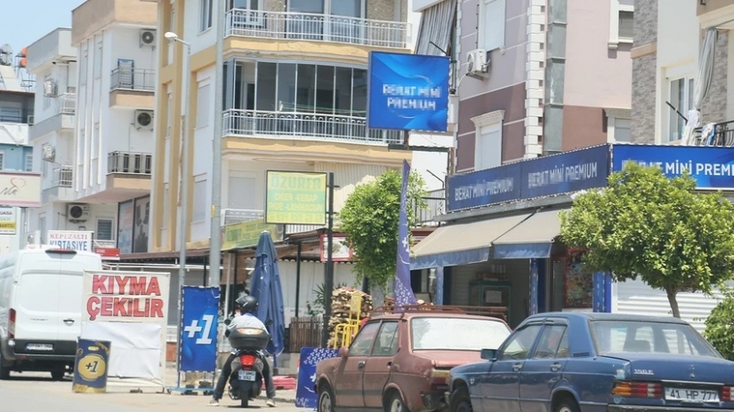 Yer: Antalya! Afişi gören şaştı kaldı! Tekel bayisinin 'kıyma çekilir' afişi