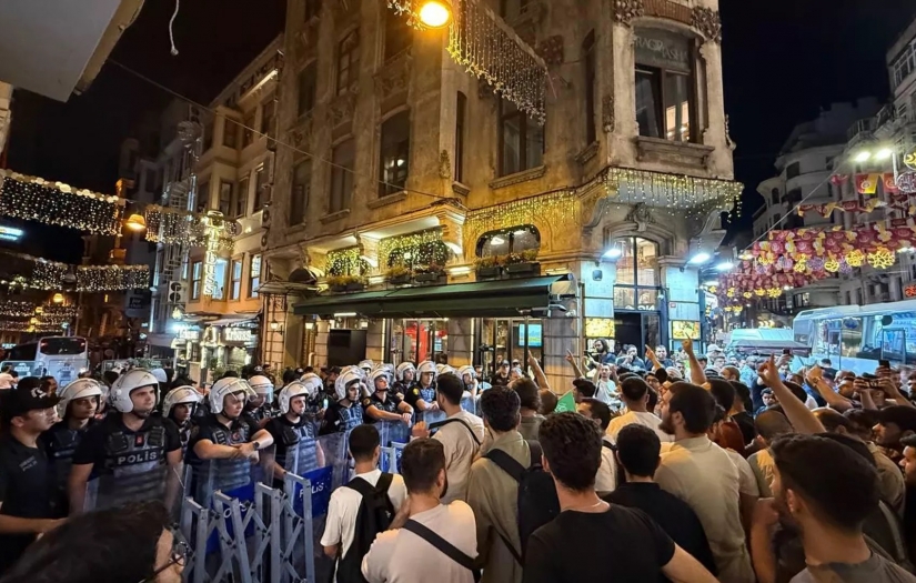 İstiklal Caddesi'nde Leman dergisine tepki: Derginin bulunduğu sokağın giriş ve çıkışları bariyerlerle kapatıldı