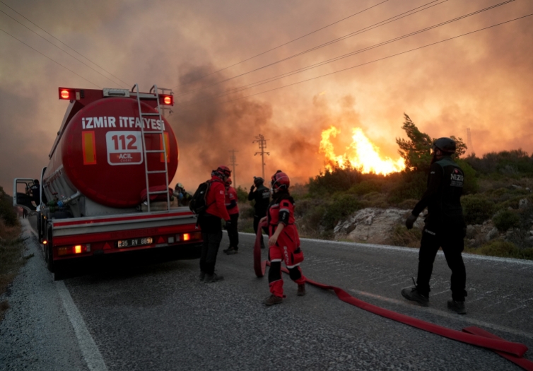 İzmir'in Çeşme ve Ödemiş ilçelerinde orman yangınları yerleşim yerlerine ulaştı