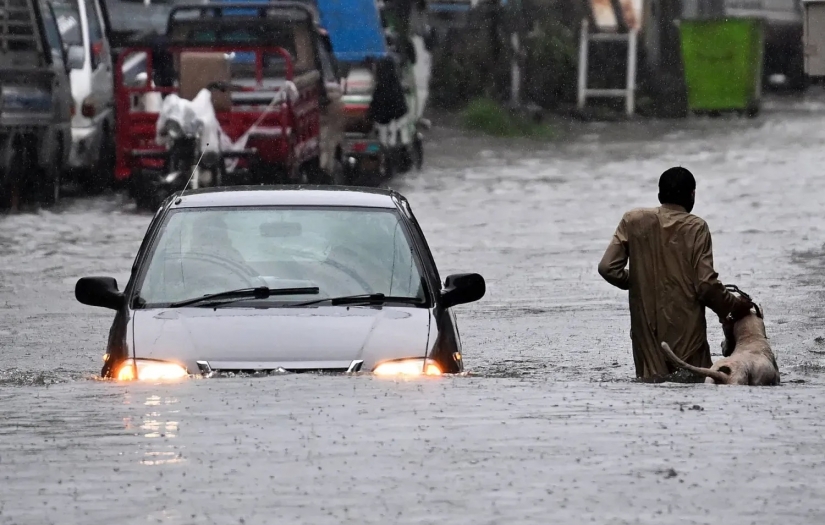 Pakistan'daki şiddetli yağışlar onlarca kişinin hayatını kaybetmesine neden oldu