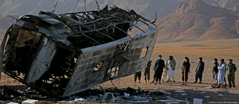 Afganistan'da otobüs kazası: 79 ölü