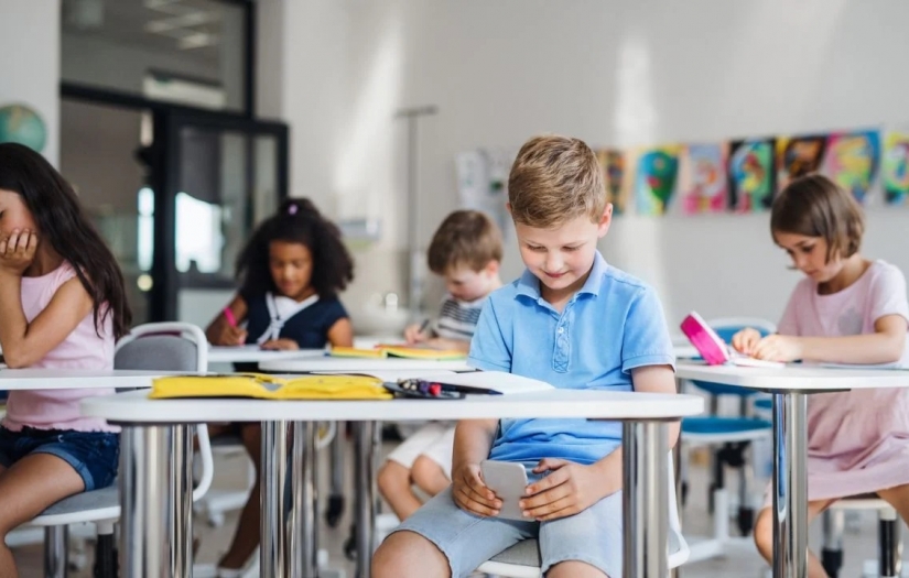 Güney Kore'de okullarda ders saatlerinde cep telefonu kullanımı yasaklandı