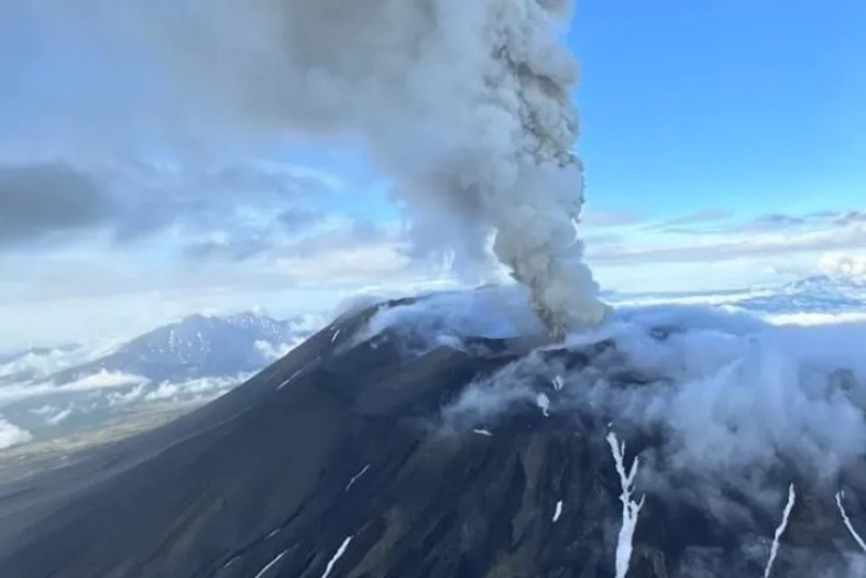 Kamçatka'daki 8.8'lik depremin ardından yüzyıllar sonra yanardağ patladı!