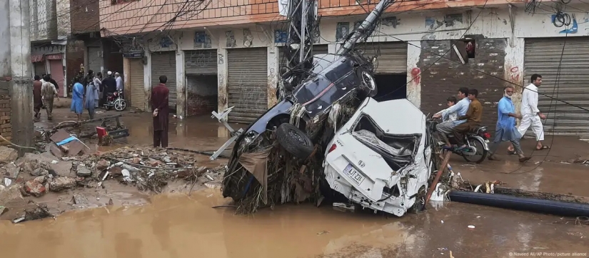 Pakistan'da sel: Can kaybı 320'yi geçti