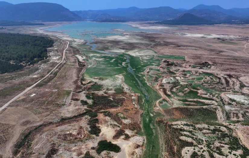 Su miktarı "kritik" seviyenin altına düşen Sapanca Gölü'ndeki kalıntılar ortaya çıktı