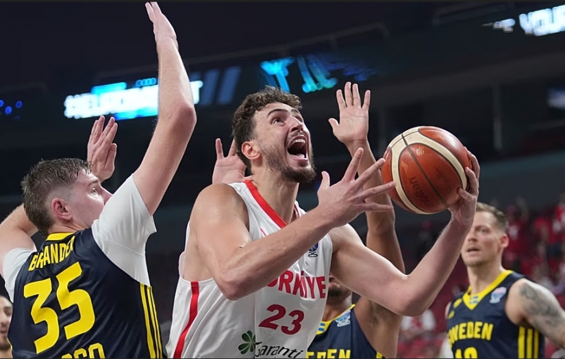 12 Dev Adam, Avrupa Basketbol Şampiyonası'nda çeyrek finale yükseldi