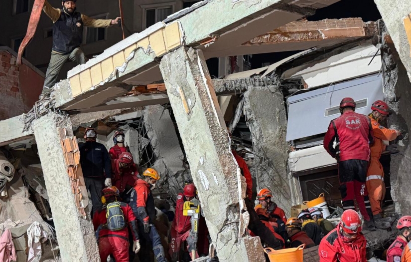 Kocaeli'de çöken binanın enkazında anne ve babanın cansız bedenine ulaşıldı