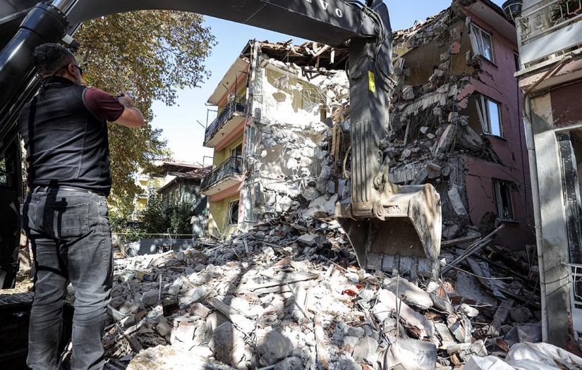 Sındırgı'da 80'i konut 127 bağımsız bölüm ağır hasarlı