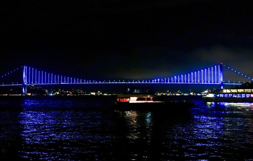 Türk Devletleri İş Birliği Günü'nde bazı köprü ve binalar turkuaz renge büründü