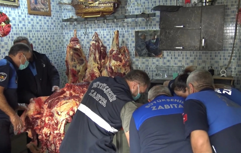 Yakalanmasa lokantalara gönderilecekmiş! 1 ton bozuk et böyle ele geçirildi