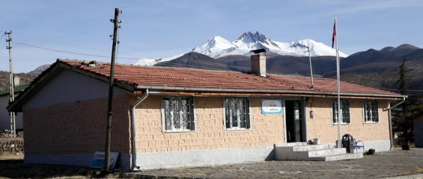 Öğrencileri için günde 150 kilometre yol gidiyorlar