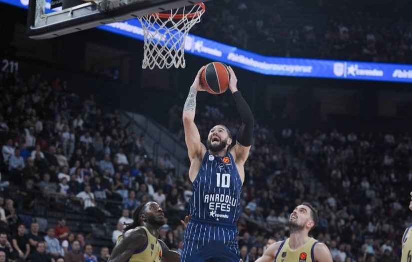 Son nefeste gelen zafer: Anadolu Efes, Barcelona’yı 0.3 saniye kala devirdi!
