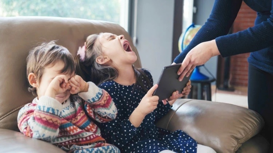 Anne ve babalara uzman uyarısı! 12 yaş altına telefon verme