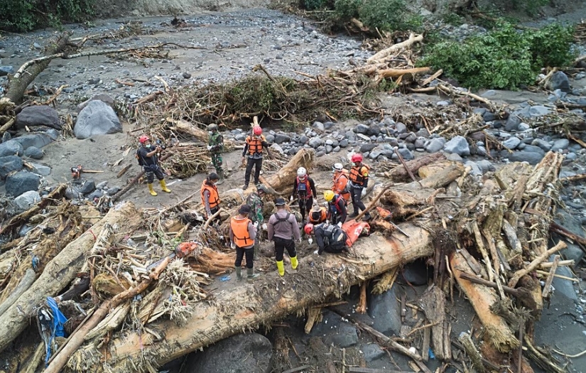 Endonezya'da sel ve toprak kaymalarında hayatını kaybedenlerin sayısı 442'ye yükseldi