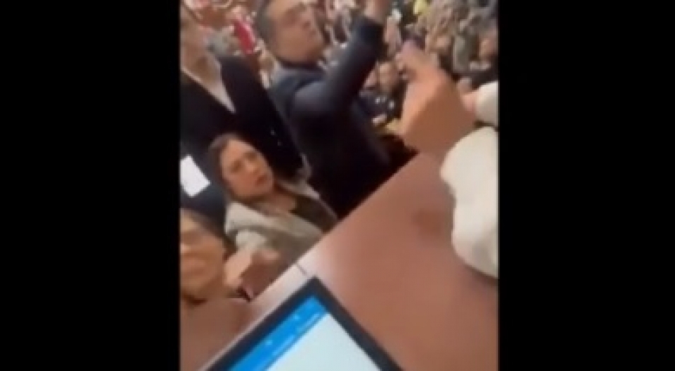 Tüm Dünyaya rezil oldular: Parlamento kürsüsünde siyasetçiler saç baş birbirlerine girdi