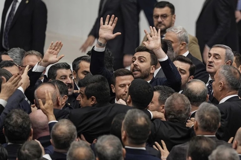 Tüm Dünyaya yine rezil olduk! TBMM'de yumruklu kavga..