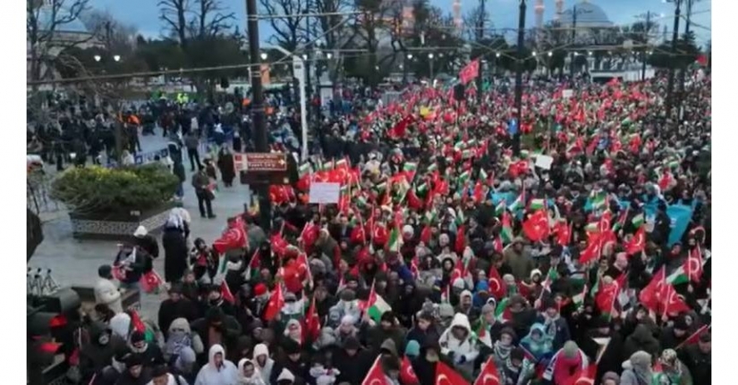Galata Köprüsü'nde Filistin'e destek yürüyüşü