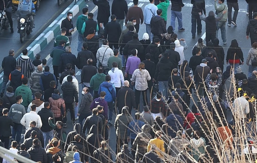 İran'da ekonomik kriz derinleşirken protestolarda en az 3 kişi öldü