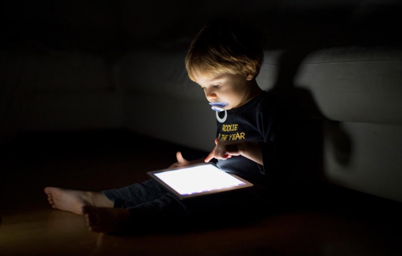 Karanlıkta açılan ekran çocuğa daha fazla zarar veriyor
