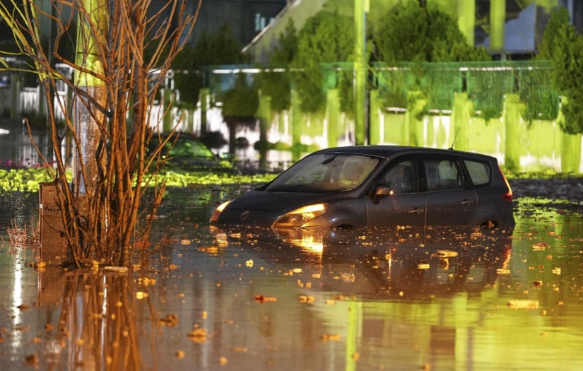 Kuvvetli sağanak sonucu İzmir'de yollar göle döndü
