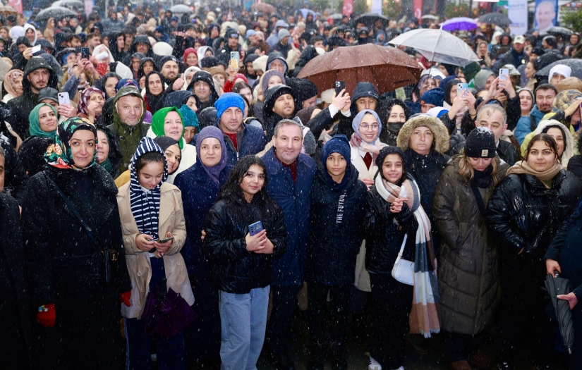 Soğuk rekor kırdı, eğlence zirve yaptı! Eksi derecede 2,5 ton Hamsi yenildi ve Horon tepildi