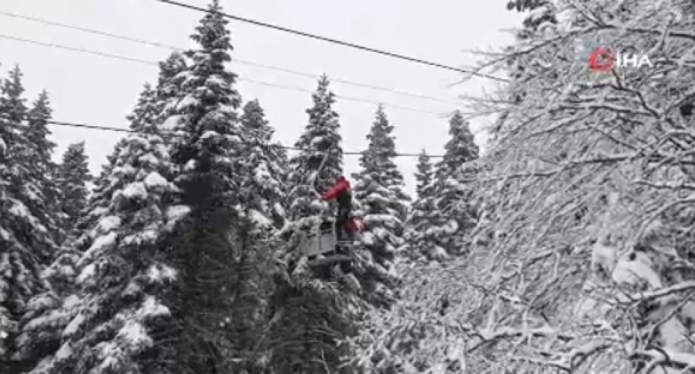 Uludağ'da telesiyejde mahsur kalan 51 tatilcinin kurtarılma operasyonu