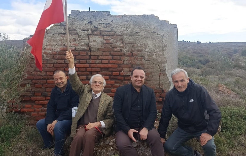 Araştırmacı yazar CELAL ÖCAL açıklıyor: "Gazi Alaçatı Telsiz-Telgraf  Vericisi Bulundu. Türk Bayrağı Çekildi"