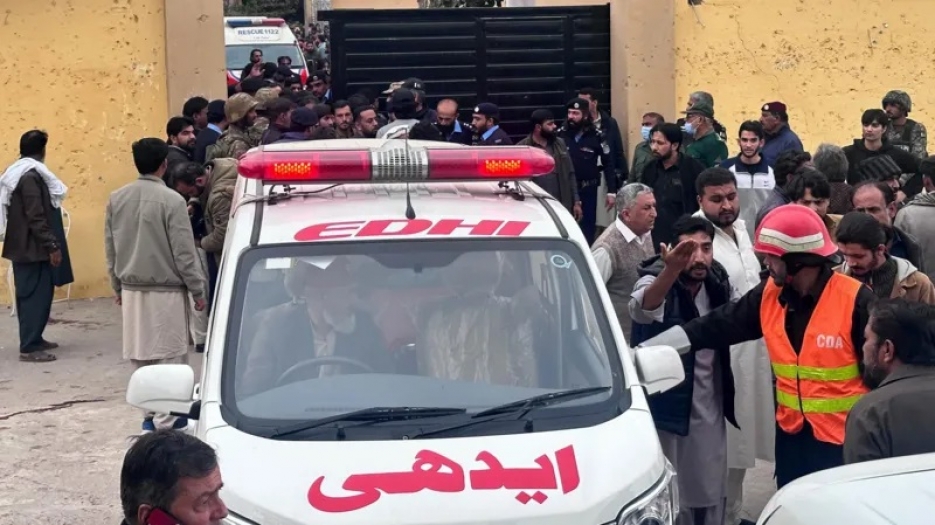 Pakistan'daki bir camide meydana gelen patlamada 30'dan fazla kişi hayatını kaybetti.