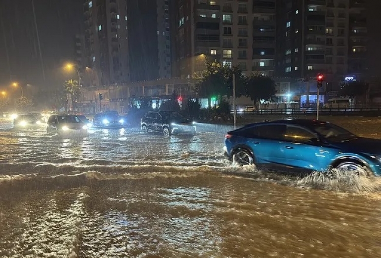 Şiddetli yağış ve fırtına nedeniyle Antalya'da 7 Mersin'de 3 ilçede eğitime bir gün ara
