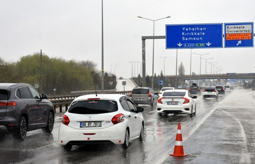 Bayram vesilesiyle karayollarında trafik yoğunluğu gece boyu devam etti