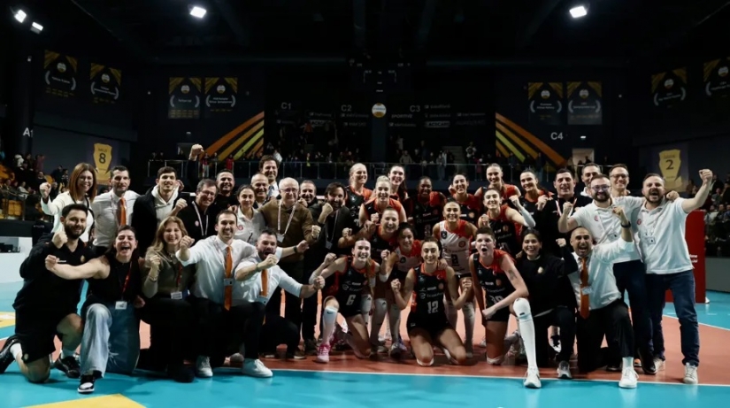 Eczacıbaşı Dynavit Kupa Voley'de yarı finale yükseldi.