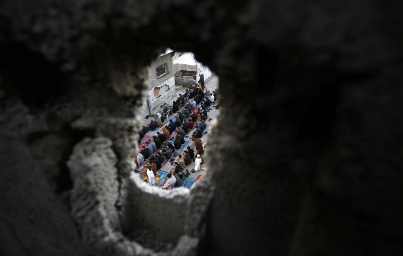 Gazze'de yıkıntılar arasında bayram namazı