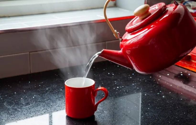 İnsanlar neden geleneksel tıbba yöneliyor? Sabahları ılık su içmek gerçekten faydalı mı?