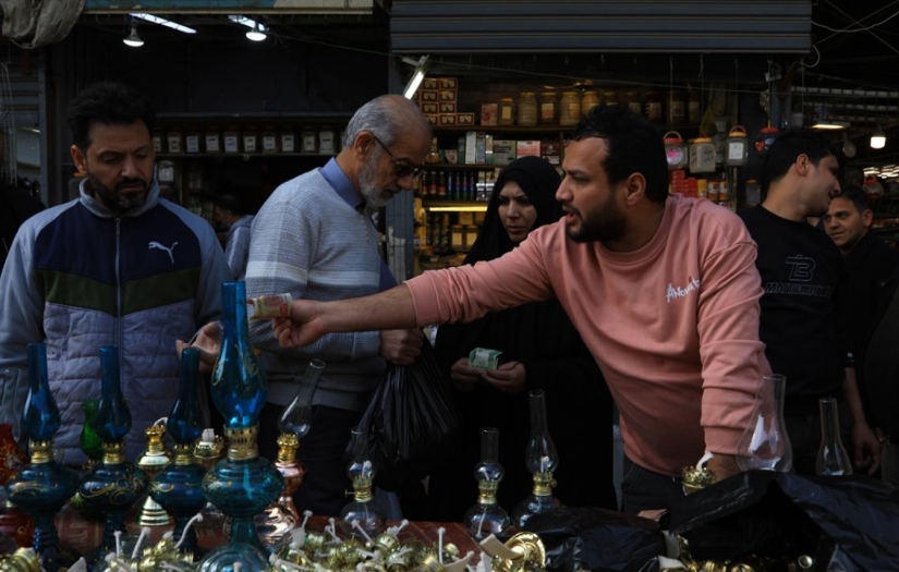 Irak'ta artan elektrik kesintileri nedeniyle halk "lale" lambalarına yöneldi