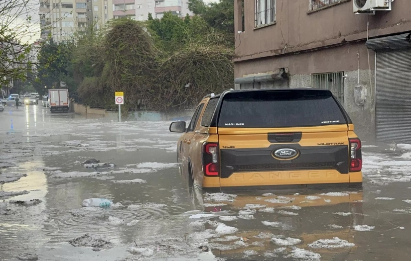 Adana'da sağanak ve dolu: Mahsur kalanlar itfaiye ekiplerince kurtarıldı