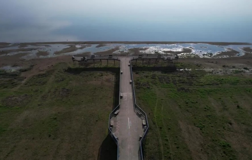 Barajlar dolup taşarken, İznik Gölü'nde su çekilmesi alarm veriyor: İskele karada kaldı!