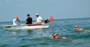 Engelli milli yüzücü, denizlerdeki kirliliğe dikkat çekmek için kulaç attı