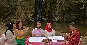 Şelalede nikah kıydılar