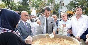 Mustafa Dündar Aşure Dağıttı