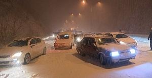 Bursa-Mudanya yolu kapandı, yüzlerce araç mahsur kaldı