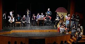 Tiyatro Okulu öğrencilerinin mezuniyet coşkusu