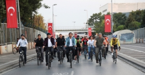 Makam Aracını Terk Eden Başkanlar, Pedal Çevirdi