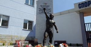 Naim Süleymanoğlu heykeli doğduğu kasabanın meydanında açıldı