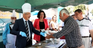 Başkan eliyle aşure dağıttı